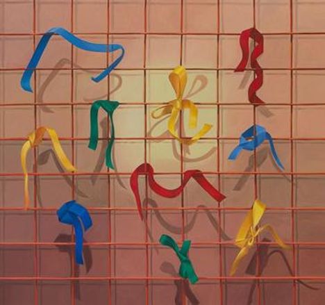 Bunte Schleifen (blau, grün, rot, gelb) hängen an einem Gitternetz, lassen ihre Schatten auf einem rosa Hintergrund fallen.