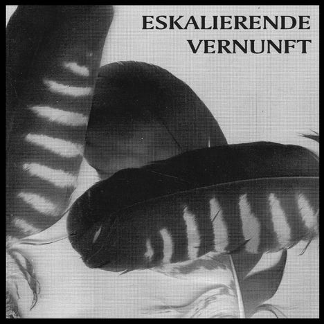 Text: "ESKALIERENDE VERNUNFT". Mehrere große Federn in schwarz-weißen Tönen.