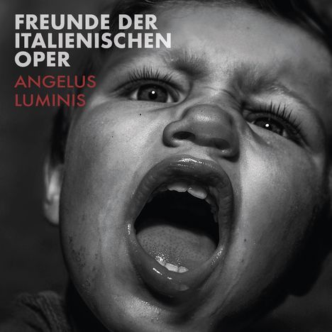 "FREUNDE DER ITALIENISCHEN OPER ANGELUS LUMINIS". Nahaufnahme eines schreienden Kindes.