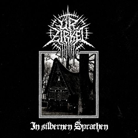 "In silbernen Sprachen" steht unten. Oben ein komplexes, spitzes Logo. In der Mitte ein schwarz-weißes Bild von einem Häuschen im Wald.