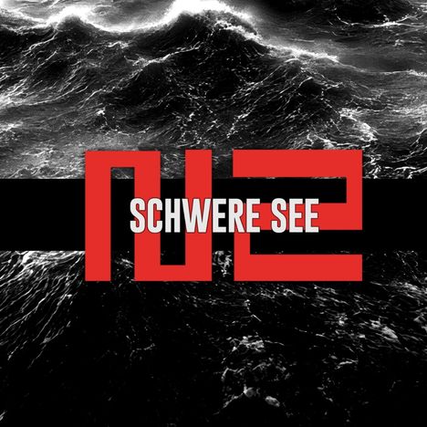 „SCHWERE SEE“ in weißer Schrift auf schwarz-rotem Hintergrund, darunter stürmische Meereswellen in Schwarz-Weiß.