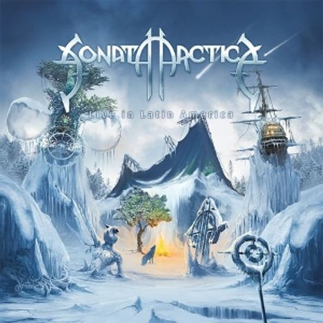 „Sonata Arctica, Live in Latin America“. Eisige Landschaft mit Wald, Bergen, Nordlichtern und einem Segelschiff.