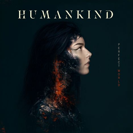Texte: "HUMANKIND", "PERFECT WORLD". Profil einer Frau, deren Gesicht und Hals in Maschinenstruktur übergehen.