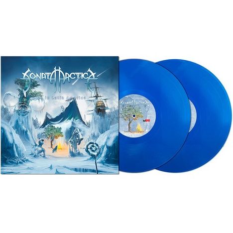 „Sonata Arctica“ und „In Black and White“ auf einem Albumcover, daneben zwei blaue Vinylschallplatten. S Der Hintergrund zeigt eine winterliche, fantastische Landschaft mit einem Wikingerboot und Bergen.
