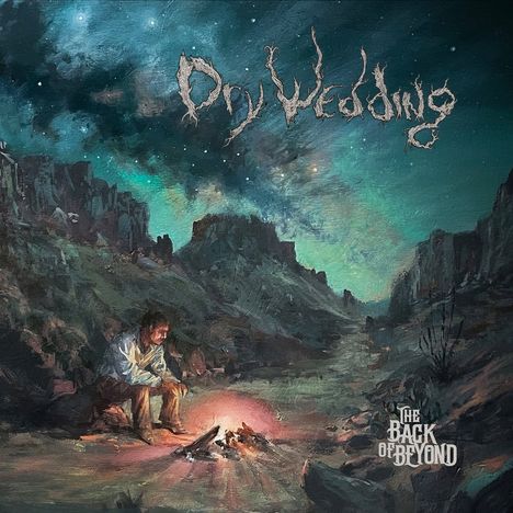 "Dry Wedding" und "The Back of Beyond" stehen auf einem Gemälde. Ein Mann sitzt nachdenklich am Lagerfeuer in einer Berglandschaft.