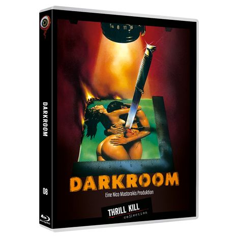 "DARKROOM" und "Eine Nico Mastorakis Produktion" erscheinen über einem Bild eines umarmten Paares mit einem Messer in einem Fotoabzug.