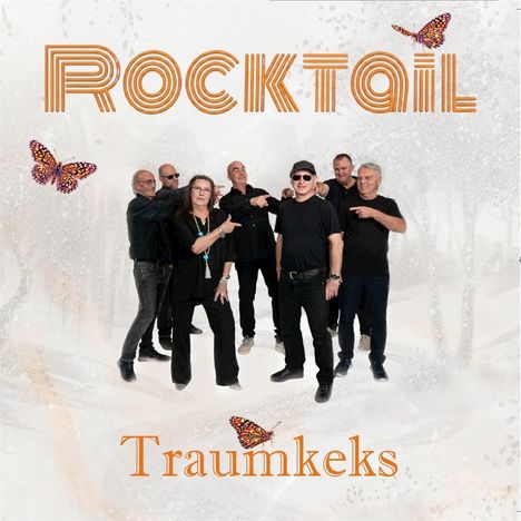 Text "Rocktail" und "Traumkeks". Sieben Personen in Schwarz; Schmetterlinge; helle, verspielte Gestaltung.