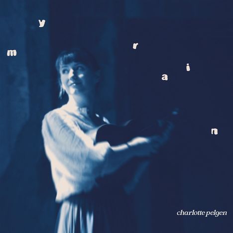 Text: "my rain", "charlotte pelgen". Eine Frau hält ein Musikinstrument, blau getönt und unscharf.