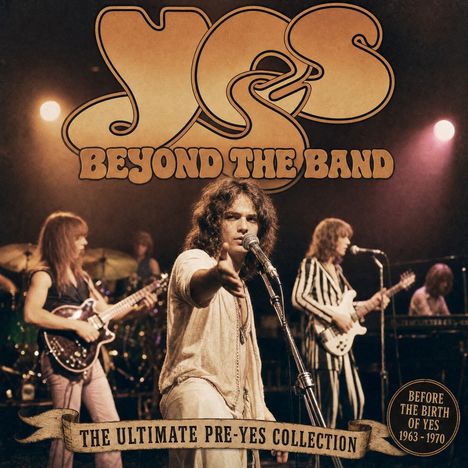 „YES BEYOND THE BAND: THE ULTIMATE PRE-YES COLLECTION“. Band auf Bühne, Sänger vorne in dynamischer Pose.