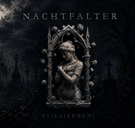 Text: "NACHTFALTER", "STILL(LEBEN)". Eine steinerne Statue in einem bogenförmigen Rahmen, umgeben von Rosen und Kreuzen.