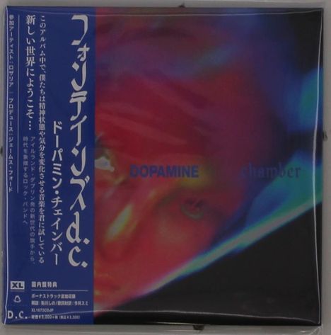 "DOPAMINE chamber" in schimmernden Farben, mit japanischer Schrift auf einem blauen Streifen.