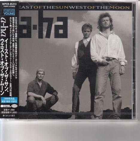 Covertext: "EAST OF THE SUN WEST OF THE MOON", "a-ha". Schwarz-weißes Foto von drei Männern draußen.
