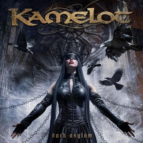 „KAMELOT“ oben, „dark asylum“ unten. Frau in Lederoutfit, Augenbinde, ausgebreitete Arme, umgeben von fliegenden Raben.
