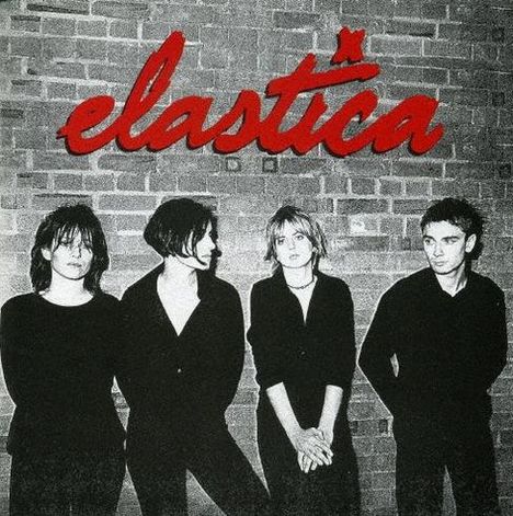 Text: "elastica" in roter, verspielter Schrift. Vier Personen stehen schwarz-weiß vor einer Ziegelmauer.