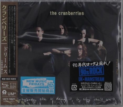 "the cranberries" und "everybody else is doing it, so why can't we?" Vier Personen sitzen auf einem dunklen Sofa.