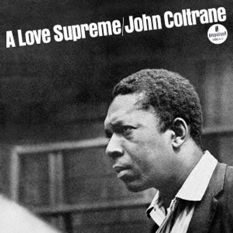 Text oben: "A Love Supreme/John Coltrane". Schwarz-weißes Foto eines nachdenklichen Mannes, der zur Seite schaut.