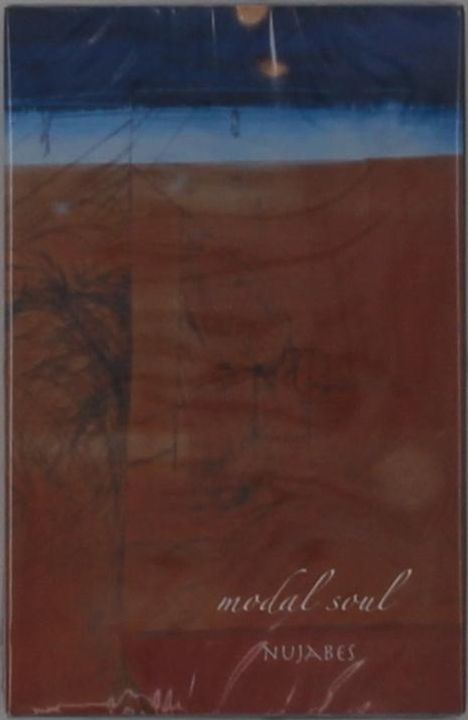 Aufschrift: "modal soul", "NUJABES". Farben: oben Blau, unten Rotbraun, künstlerische und abstrakte Gestaltung.