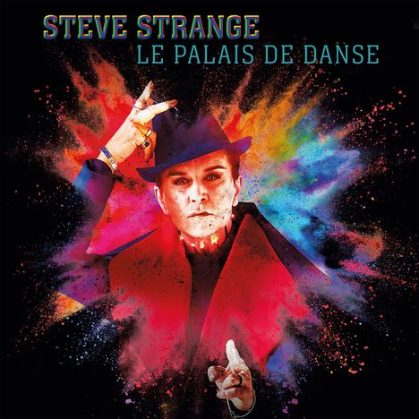 „STEVE STRANGE, LE PALAIS DE DANSE.“ Eine Person in bunter, explosiver Farbwolke, mit Hut und gestikulierender Hand.