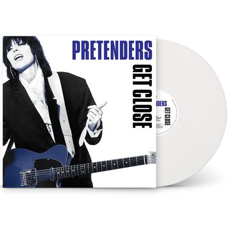 "PRETENDERS GET CLOSE" steht über einem schwarz-weißen Foto einer Person mit E-Gitarre und weißem Vinyl.