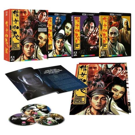 "A Chinese Ghost Story Trilogy" steht auf DVDs und Boxen. Farbige Illustrationen von Charakteren und ein aufgeschlagenes Buch.