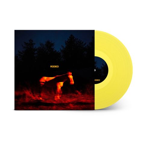 Text: "RODEO". Leuchtend gelbes Vinyl, rotes Pferd vor dunklen Bäumen, mystische und kontrastreiche Darstellung.