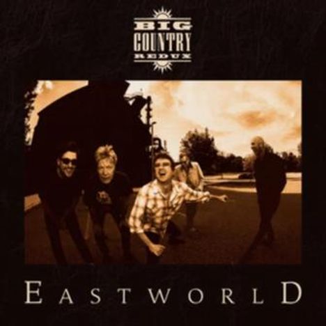 Text: "BIG COUNTRY REDUX" und "EASTWORLD". Eine Gruppe von fünf lachenden Männern posiert draußen.