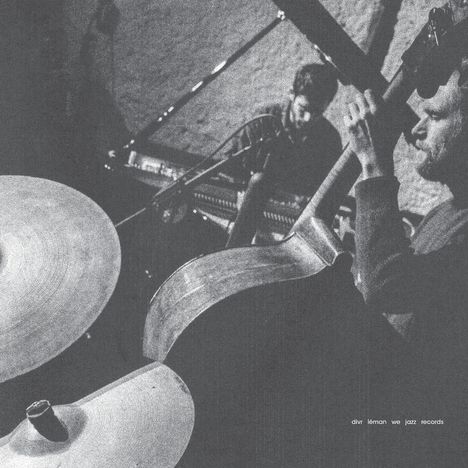 "diiv léman we jazz records"; schwarz-weißes Foto von Musikern mit Schlagzeug, Kontrabass und Klavier.
