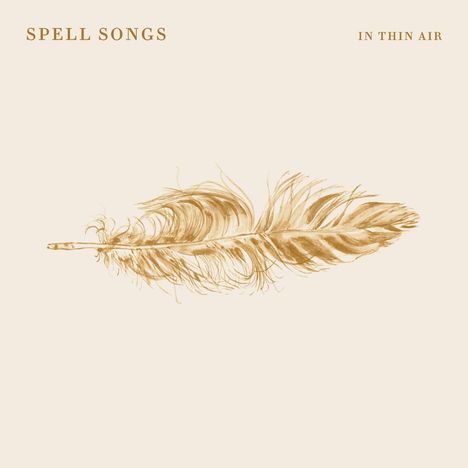 Text: "SPELL SONGS IN THIN AIR". Illustration: Eine detaillierte, braune Feder auf cremefarbenem Hintergrund.