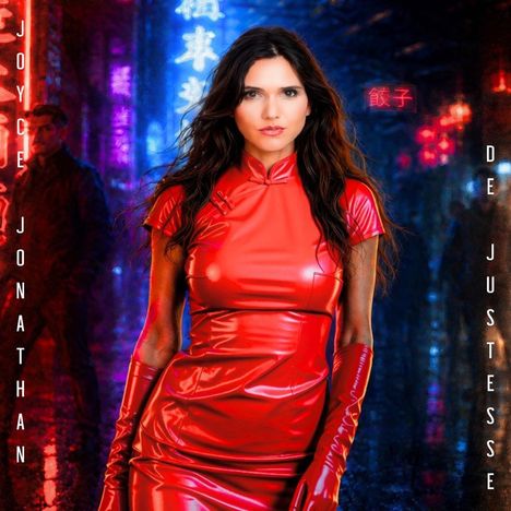 „JOYCE JONATHAN“ und „DE JUSTESSE“ stehen vertikal. Frau im roten Outfit vor neonbeleuchtetem Stadthintergrund.
