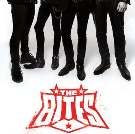 "The Bites" in roter, stilisierter Schrift mit Sternen. Vier Personen stehen darunter, schwarze Hosen und Schuhe sichtbar.