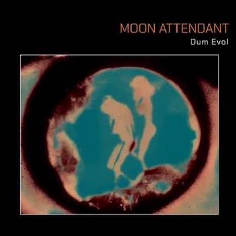 Text: "MOON ATTENDANT, Dum Evol." 
Illustration: Zwei stilisierte Figuren in blauen und roten Tönen, umgeben von einem dunklen Kreis.