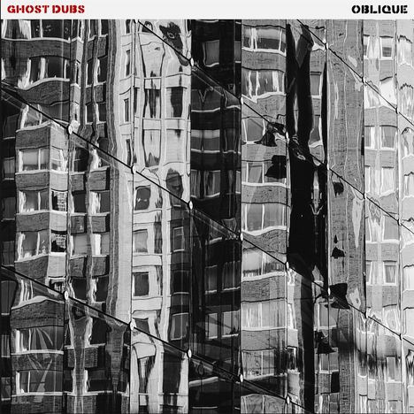 Text: "GHOST DUBS" in Rot, "OBLIQUE" in Schwarz. Verzerrte Spiegelung von Gebäudefassaden auf Glasoberflächen.