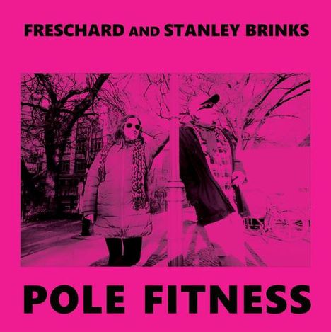 "Freschard and Stanley Brinks - Pole Fitness." Zwei Personen, eine lehnt an einem Laternenpfahl. Hintergrund in kräftigem Pink.