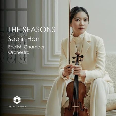 "The Seasons. Soojin Han. English Chamber Orchestra." Frau in weißem Anzug hält Geige, sitzt vor dekorativer Wand.