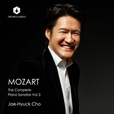"MOZART: The Complete Piano Sonatas Vol.3, Jae-Hyuck Cho." Ein Mann in Anzug lächelt, mit einem Logo links oben.