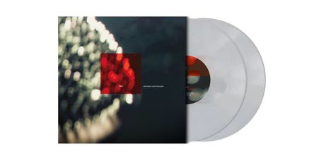 Text in der Mitte: "MOVEMENTS AND INTERIORS". Links unscharfe Lichter, roter Bereich. Zwei transparente Schallplatten sichtbar.