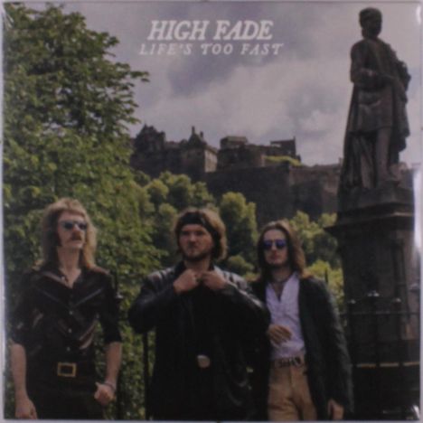 Text: "HIGH FADE LIFE'S TOO FAST". Drei Personen in lässiger Kleidung vor Bäumen und einer Burg. Eine Statue rechts.