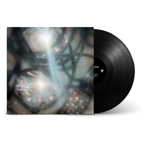 Das Vinyl zeigt ein abstraktes, verschwommenes Cover mit dunklen und hellen Farbtönen.