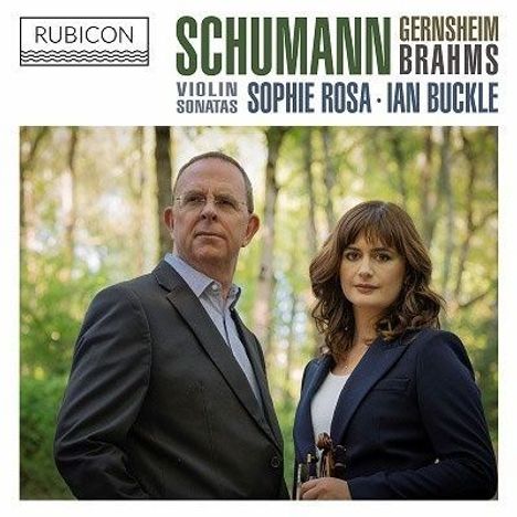 "Rubicon. Schumann, Gernsheim, Brahms. Violin Sonatas. Sophie Rosa, Ian Buckle. Zwei Personen stehen im Wald."