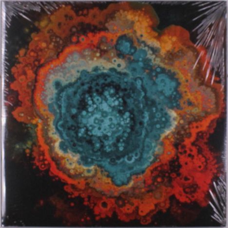 Eine abstrakte Malerei mit konzentrischen, bunten Kreisen in Blau, Rot und Orange, die an ein kosmisches Phänomen erinnern.