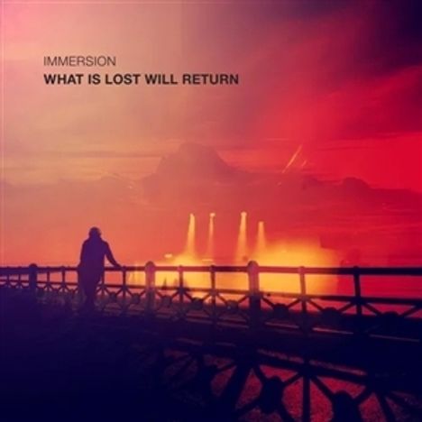 Text: "IMMERSION WHAT IS LOST WILL RETURN". Eine silhouettierte Person steht an einem Geländer mit rotem Himmel im Hintergrund.