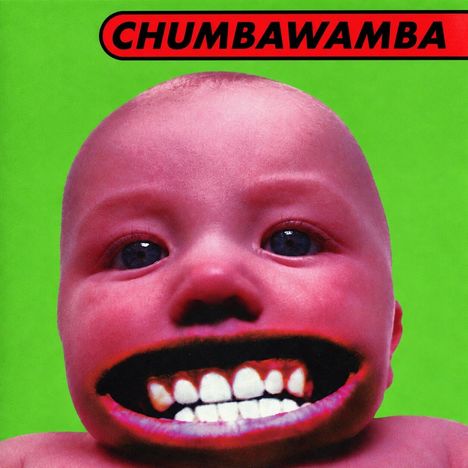 Oben der Text: "CHUMBAWAMBA". Ein Baby mit einem breiten Mund und großen Zähnen auf grünem Hintergrund.