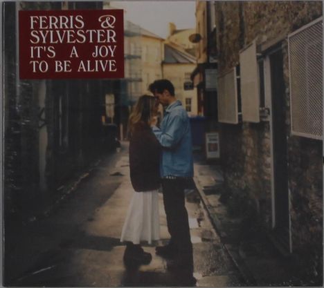 Oben links: "FERRIS & SYLVESTER IT'S A JOY TO BE ALIVE". Paar umarmt sich in enger, gepflasterter Gasse.