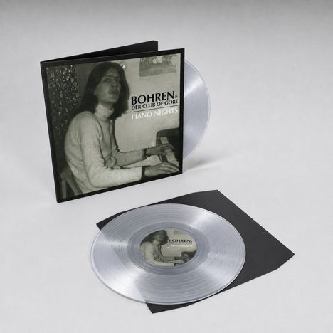 Bohren & der Club of Gore, Piano Nights. Ein Schallplattenalbum mit durchsichtiger Vinyl und einem Coverbild eines Mannes am Klavier.