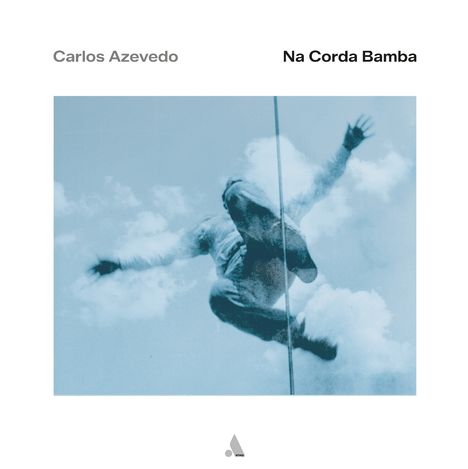 „Carlos Azevedo“, „Na Corda Bamba“. Ein Mensch in der Luft vor Wolken, wirkt wie in Bewegung eingefroren.