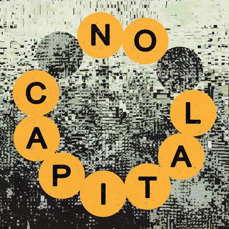 Gelber Text "NO CAPIT AL" in Kreisen vor einem verzerrten, abstrakten schwarz-weißen Hintergrund.
