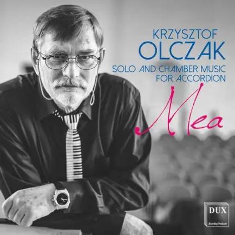 Krzysztof Olczak, Solo and Chamber Music for Accordion, Mea. Ein Mann mit Brille und Anzug lehnt nachdenklich.