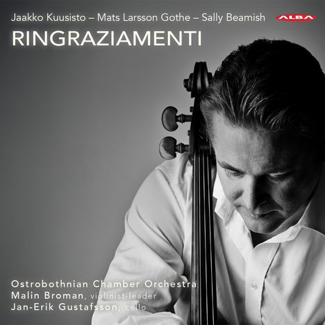 "RINGRAZIAMENTI" und Namen der Künstler. Mann in Hemd spielt konzentriert Cello; schlichtes, elegantes Design.