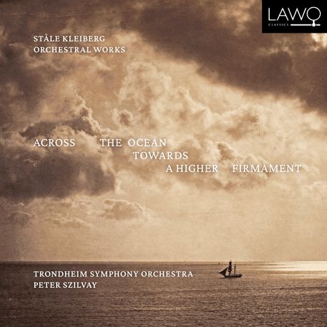 Text: Ståle Kleiberg Orchestral Works, Across the Ocean Towards a Higher Firmament, Trondheim Symphony Orchestra, Peter Szilvay. Im Hintergrund ist eine sepiafarbene Darstellung von Wolken über dem Meer mit einem Segelschiff. Logo oben rechts.
