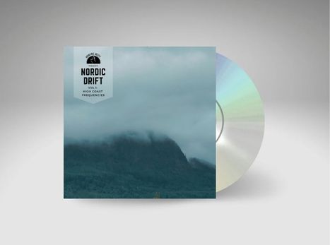 „Nordic Drift Vol. 1: High Coast Frequencies“ steht links, Nebel bedeckt einen bewaldeten Hügel, CD rechts sichtbar.